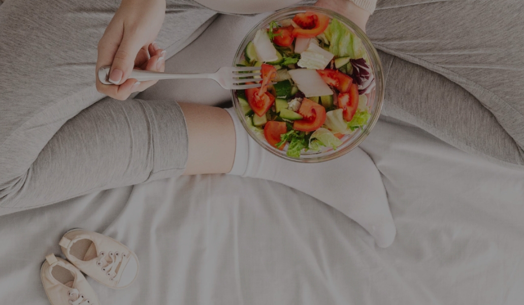 Mujer embarazada alimentándose, ejemplo de nutrición durante el embarazo para un bebé sano.