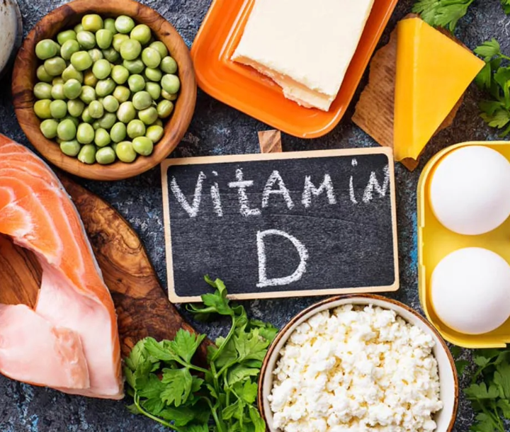 Madre amamantando a su bebé en la cama, con texto sobre la alimentación del bebé de 1 a 6 meses y la importancia de la leche materna como fuente de nutrientes.