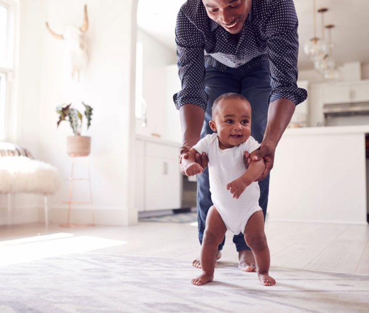 Recién nacido recostado sobre manta azul siendo sostenido por un adulto, acompañado de texto sobre la importancia del desarrollo del bebé en las primeras semanas de vida.