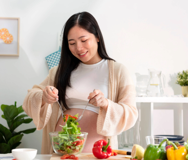 La nutrición y el cuidado en el embarazo consta de biotina, calcio y carbohidratos, importantes en la alimentación prenatal.