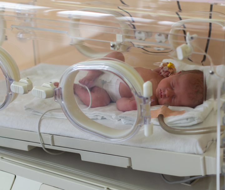 Bebé prematuro en incubadora.