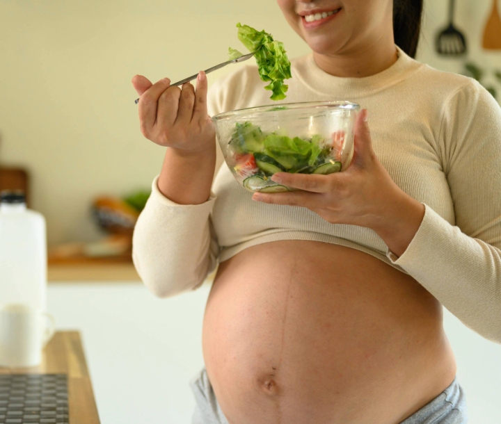La nutrición y el cuidado en el embarazo consta de vitaminas B1, A, tiamina y sodio, importantes en la alimentación prenatal.