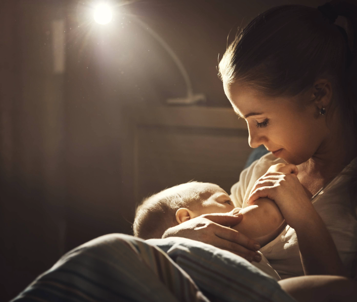 Bebé de 10 a 12 meses con la cara manchada de comida mientras sostiene una cuchara, acompañado de texto sobre soluciones nutricionales en esta etapa de alimentación.