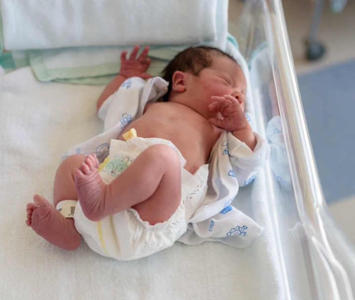 Niño prematuro con pañal durmiendo.