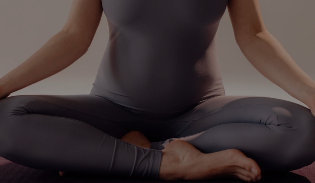 Mujer embarazada practicando yoga prenatal para un embarazo saludable y bienestar físico y emocional.