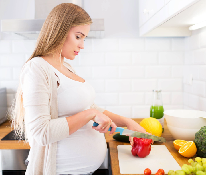 La nutrición y el cuidado en el embarazo consta de carnitina, cloruro, colina y cromo, importantes en la alimentación prenatal.