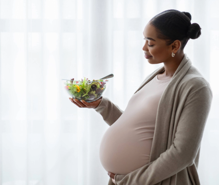 El embarazo tiene necesidades alimenticias especiales como vitaminas y suplementos, lo cual asegura un cuidado prenatal saludable.