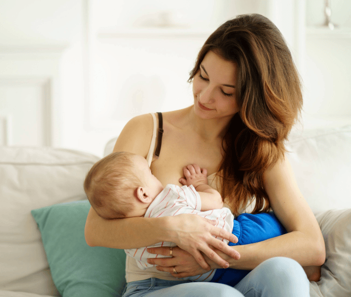 Mamá amamantando a su bebé, mostrando la importancia de la lactancia materna en el desarrollo infantil.