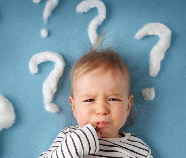 Bebé acostado en la cama mientras un adulto le sostiene las piernas, acompañado de texto sobre los mitos y realidades del cólico en recién nacidos.