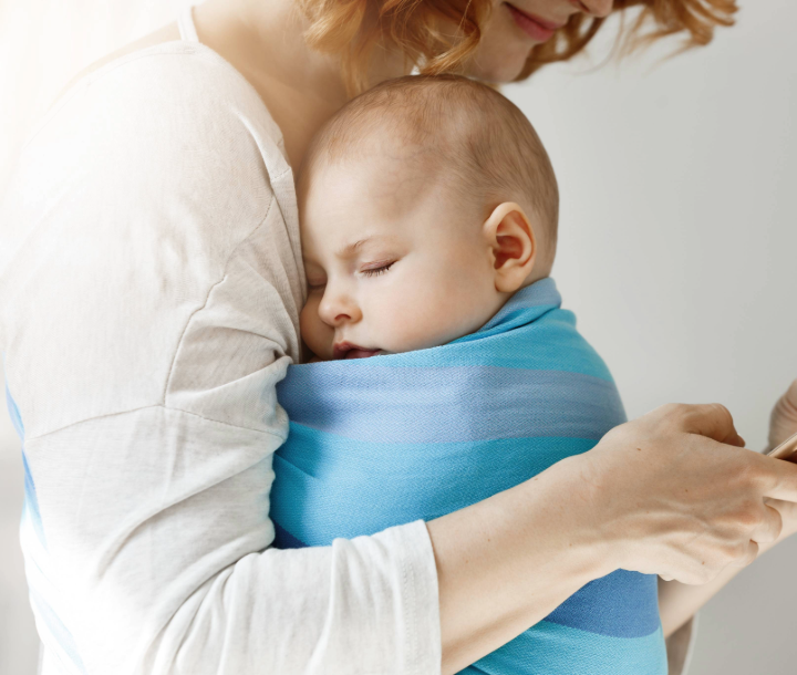 Bebé siendo alimentado con cuchara por su padre, acompañado de texto sobre la importancia de la vitamina B en la salud y crecimiento infantil.