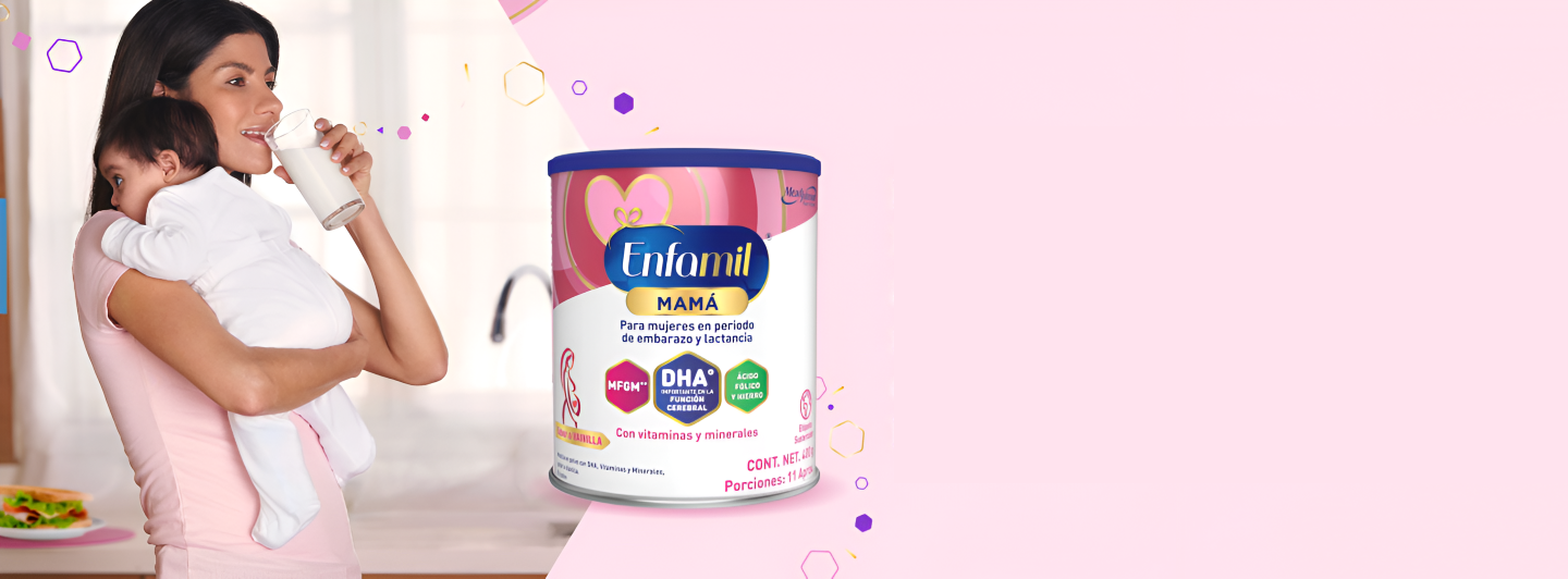 Madre cargando a su bebé mientras bebe un vaso de Enfamil Mamá, fórmula con vitaminas, minerales, MFGM y DHA para apoyar la nutrición en embarazo y lactancia.