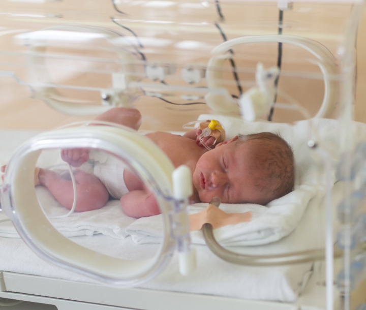 Bebé durmiendo en incubadora.