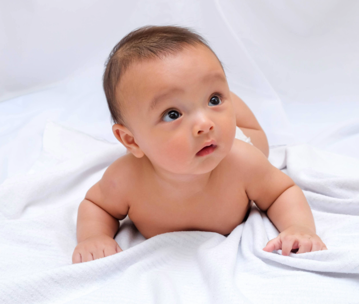 Niños pequeños jugando con bloques de construcción en grupo, acompañado de texto sobre el desarrollo social y emocional en la infancia.