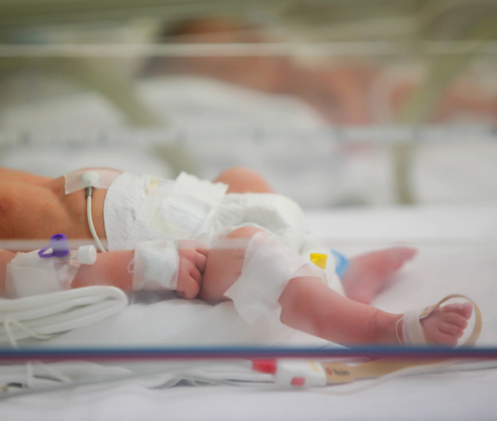 Pies y manos de bebé prematuro.
