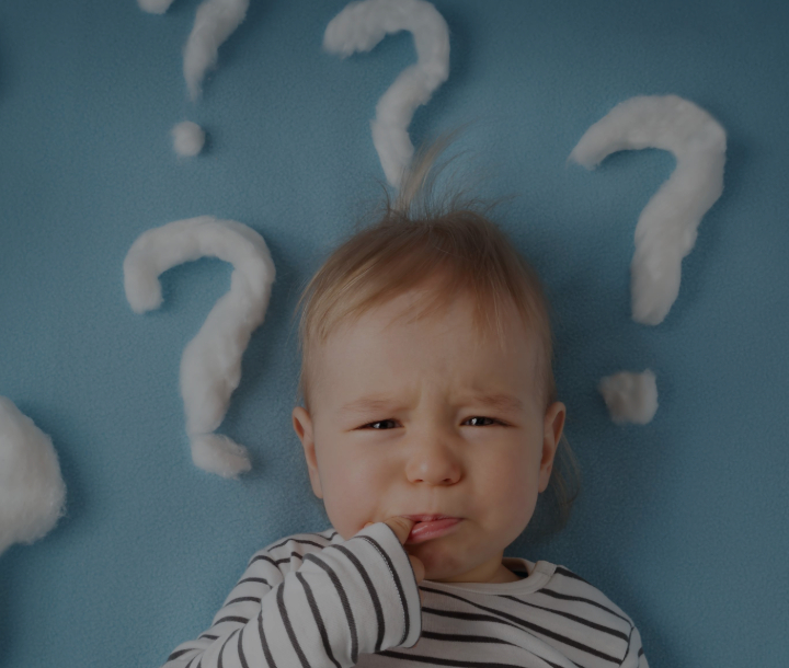 Bebé acostado en la cama mientras un adulto le sostiene las piernas, acompañado de texto sobre los mitos y realidades del cólico en recién nacidos.