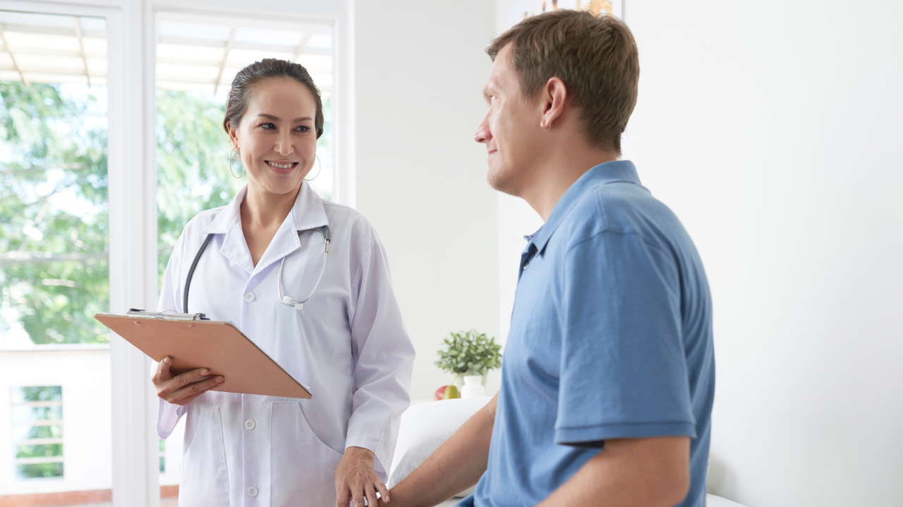 אישה מחייכת