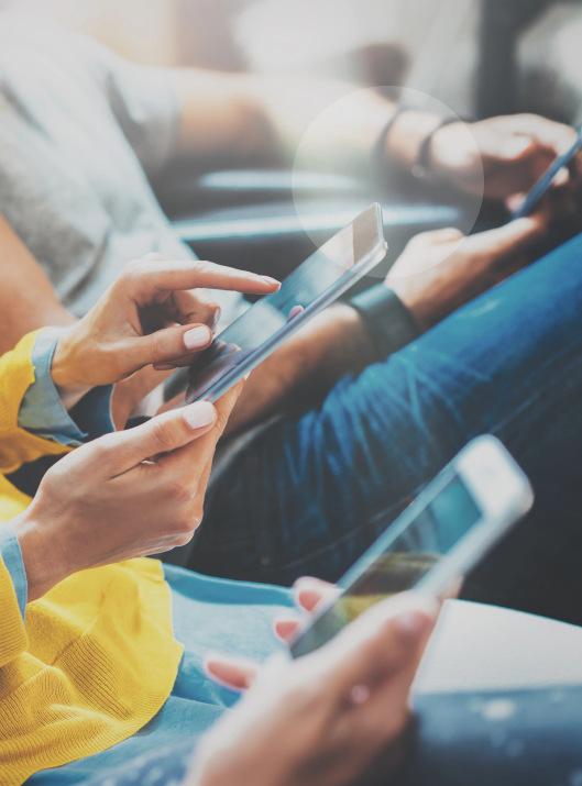 שלושה אנשים, כולם מסתכלים בטלפון הנייד שלהם שלושה אנשים, כולם מסתכלים בטלפון הנייד שלהם