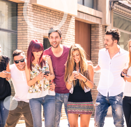 חבורת אנשים שמחים וצוחקים חבורת אנשים שמחים וצוחקים