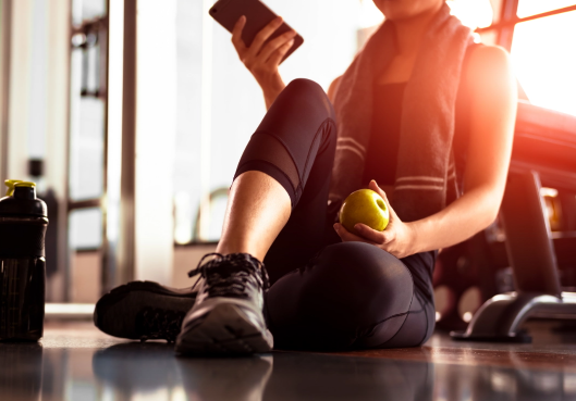 אישה אוכלת תפוח לאחר פעילות גופנית