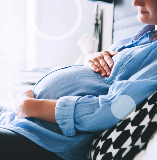 אישה הריונית מחבקת את הבטן אישה הריונית מחבקת את הבטן