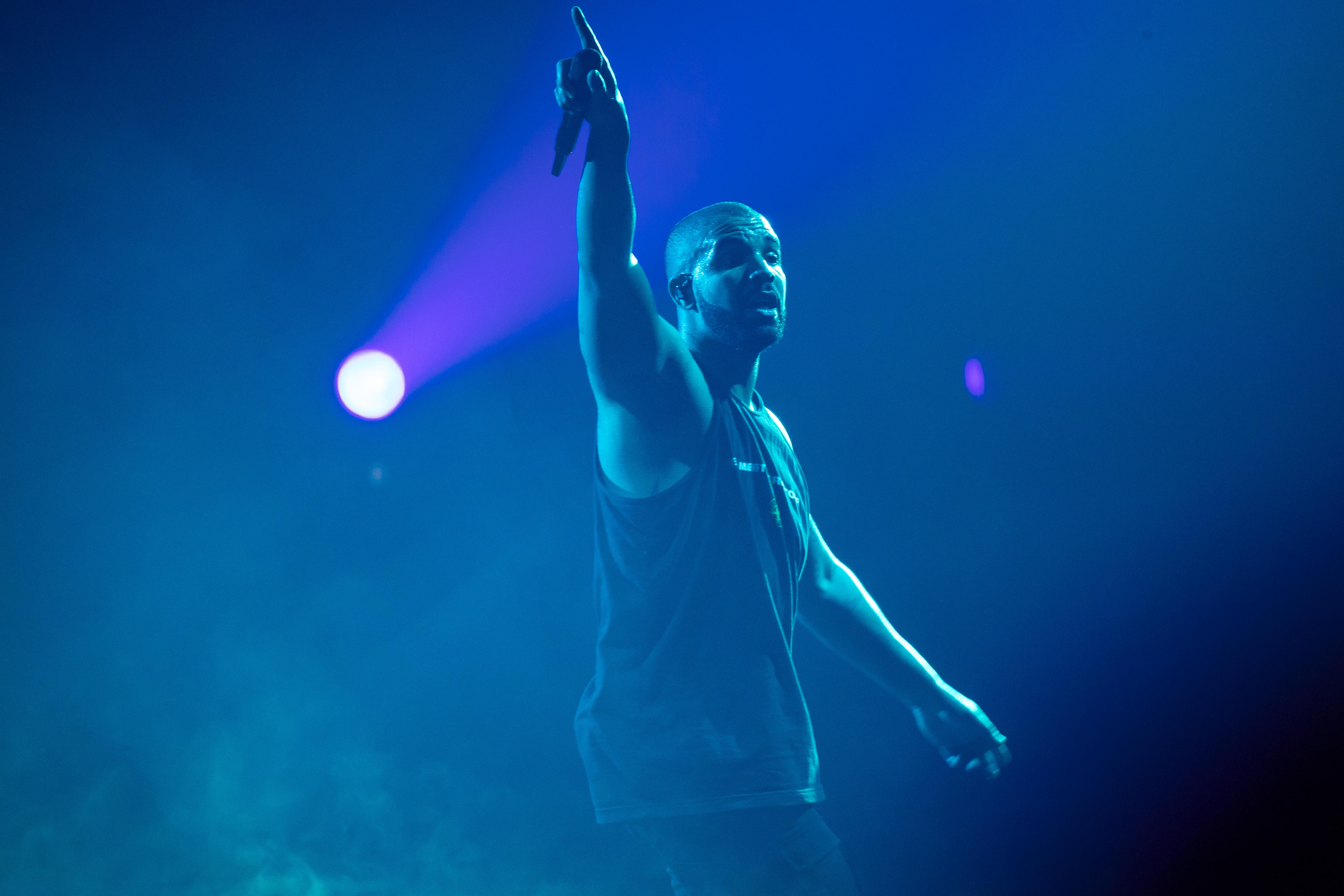 Fan leaves Drake speechless after throwing a 36L bra on stage