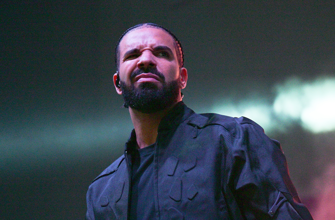 Fans lose it as Kendrick Lamar performs Drake diss track live ...