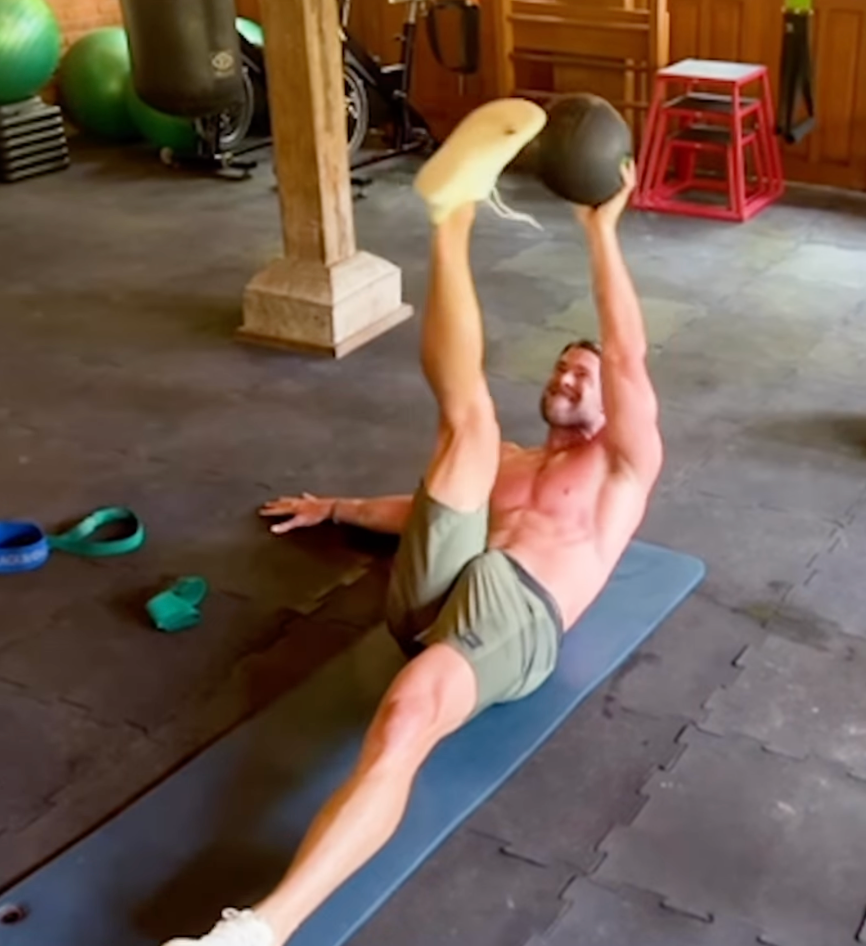 Chris Hemsworth atualiza os fãs sobre o tamanho de seu corpo em novo vídeo