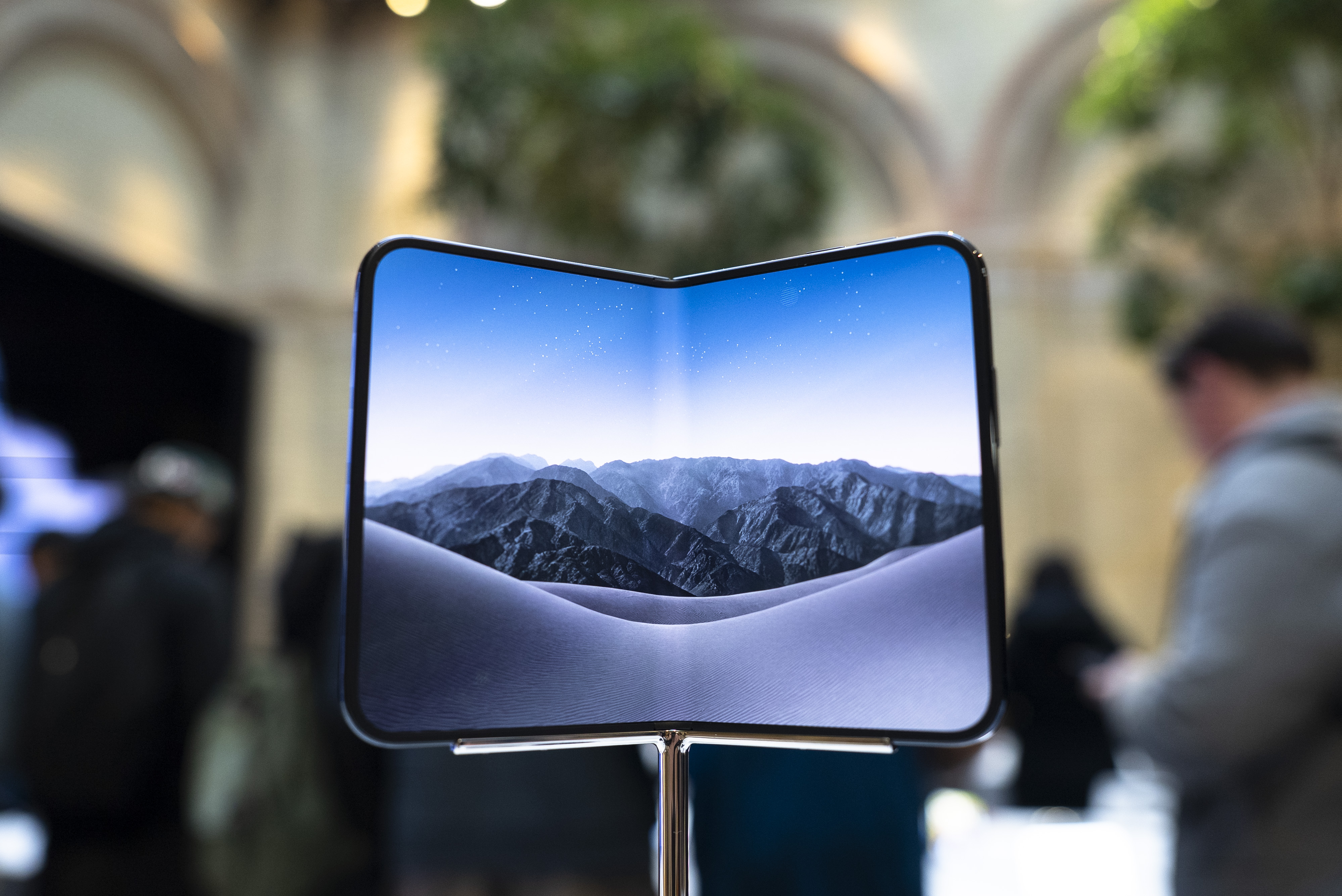 Apple Faces Screen Complaints as First Foldable iPhone Duo Users Report Cracks Days After Launch