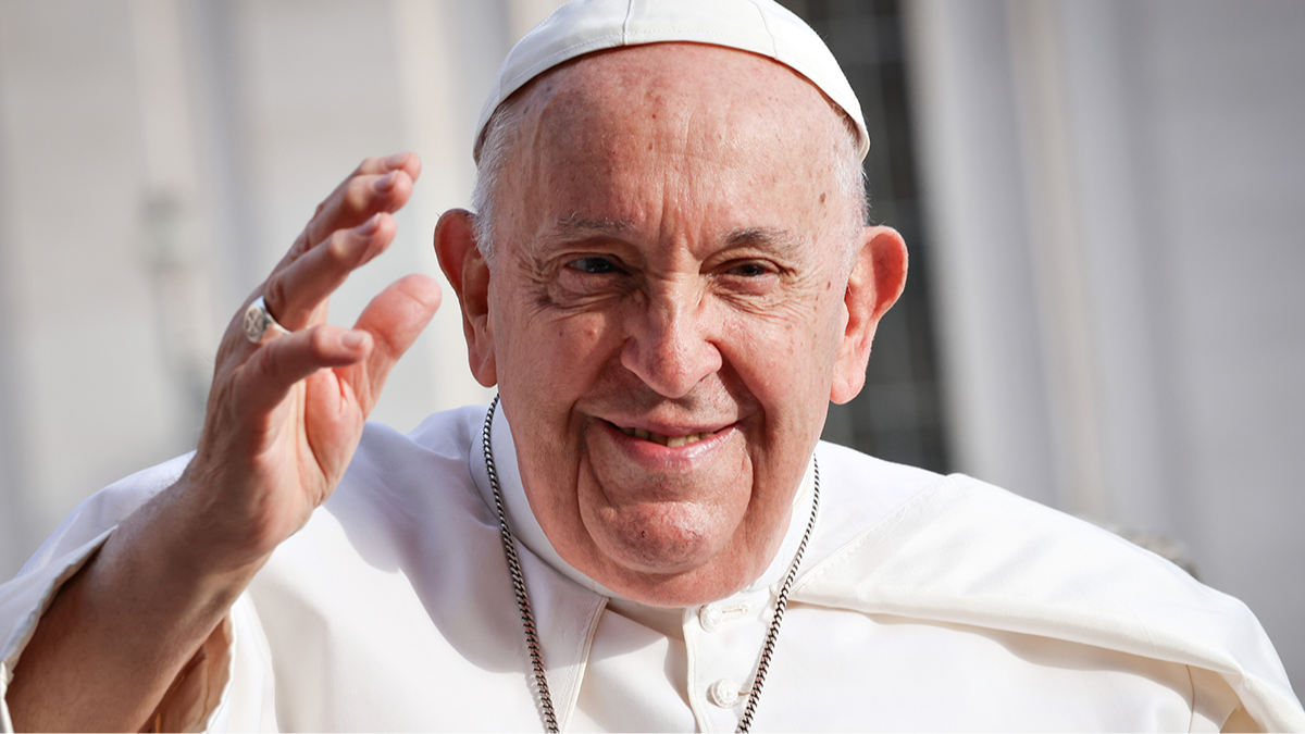 Heartbreaking final gesture Pope Francis made to nurse before death as last  words revealed - World News - UNILAD