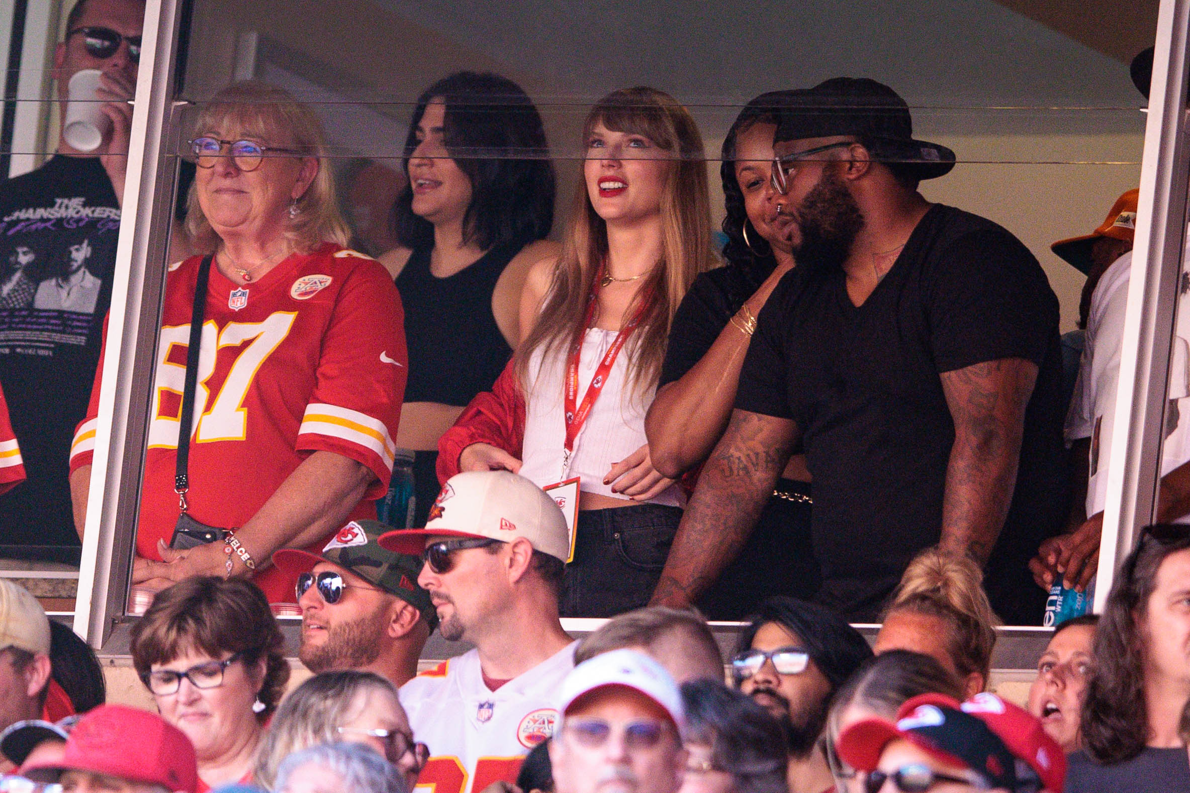 Taylor Swift Changes 'Karma' Lyrics for Travis Kelce on Eras Tour - Sports  Illustrated Kansas City Chiefs News, Analysis and More