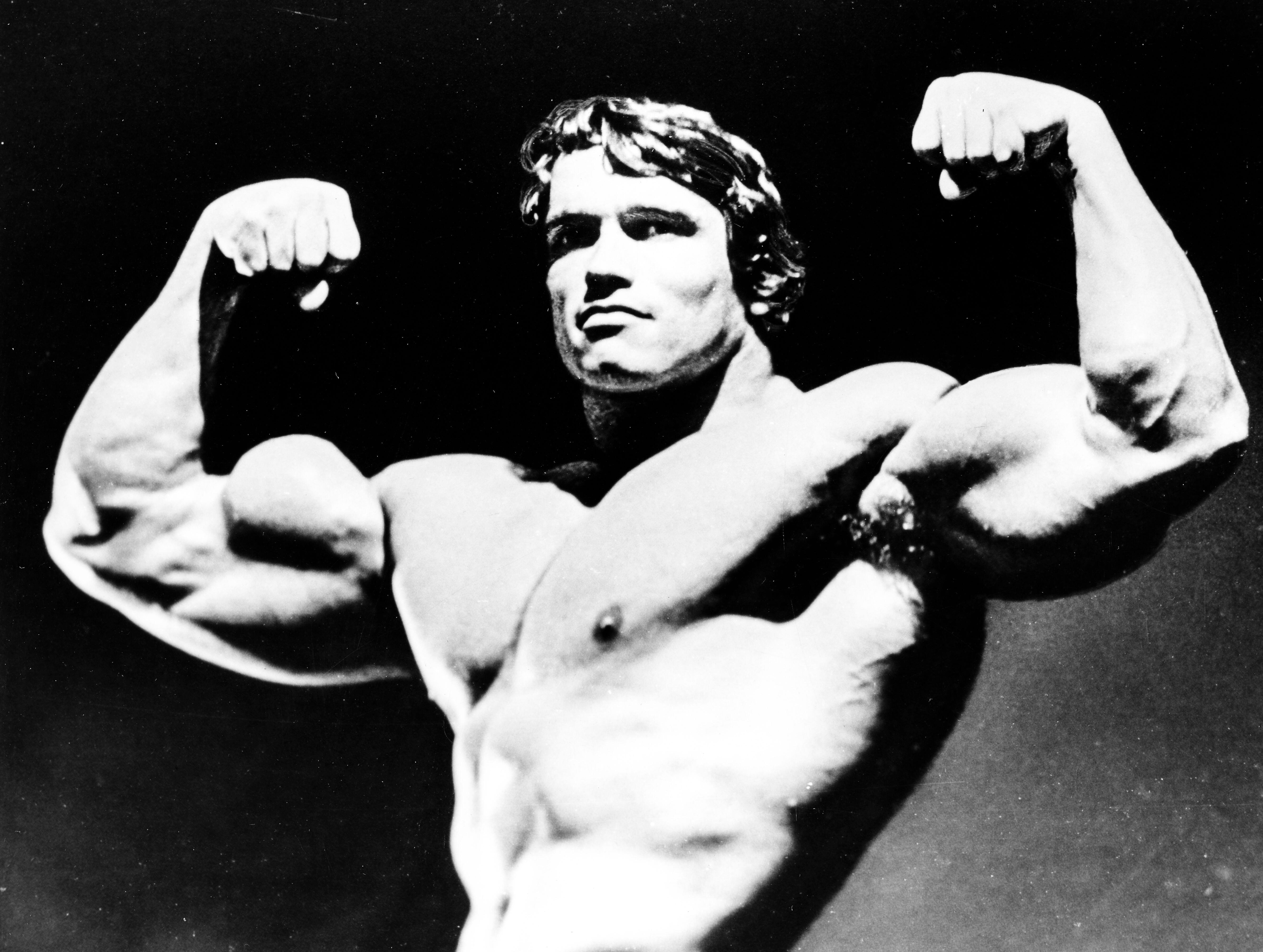 Arnold Schwarzenegger Teaches Bodybuilder How To Pose In Resurfaced Pumping  Iron Footage