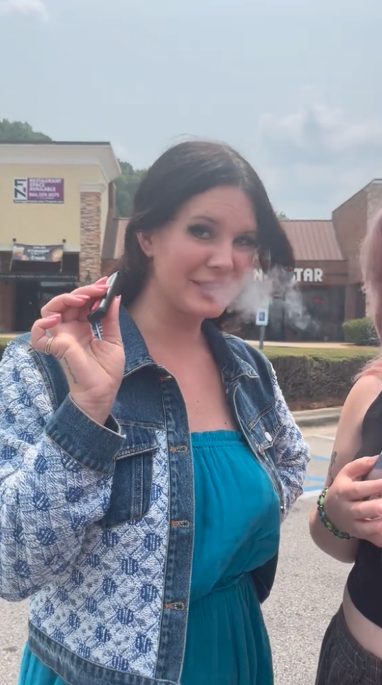 Fan shares vape with Lana Del Rey after spotting her in Waffle House car park Fan shares vape with Lana Del Rey after spotting her in Waffle House car park
