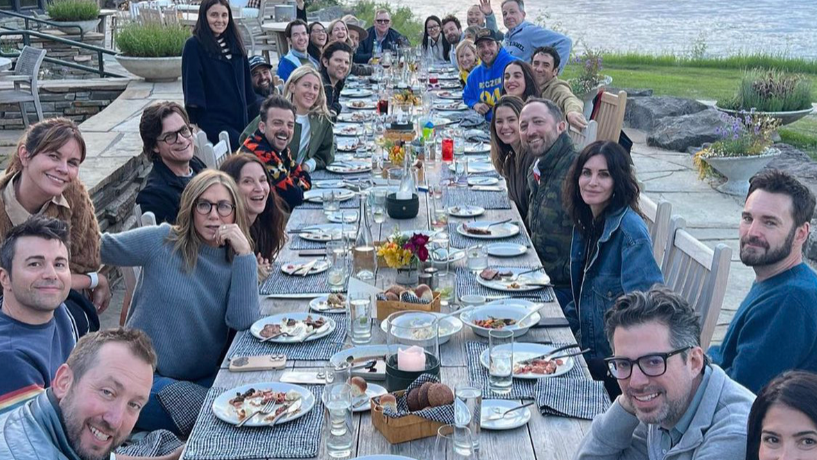 Sheer number of celebrities in Kristen Bell's picture from Jimmy Kimmel's party is blowing people's minds - Vimarsana News