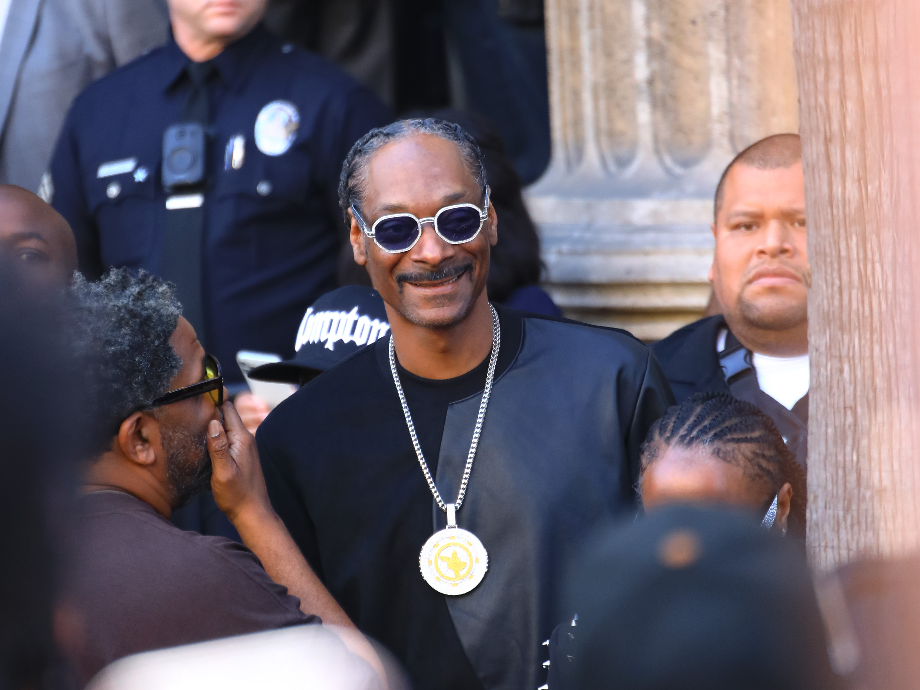 Snoop Dogg says only one person can outsmoke him - News - UNILAD