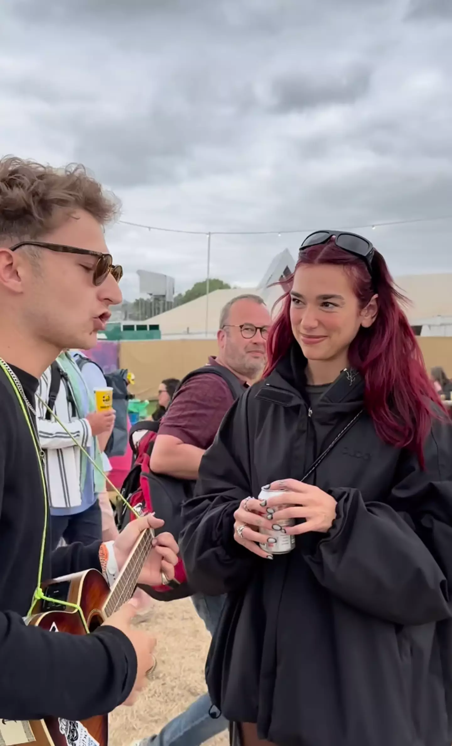 liam c dua lipa Busker responds after Dua Lipa's savage reaction to him playing ukulele to  her at Glastonbury