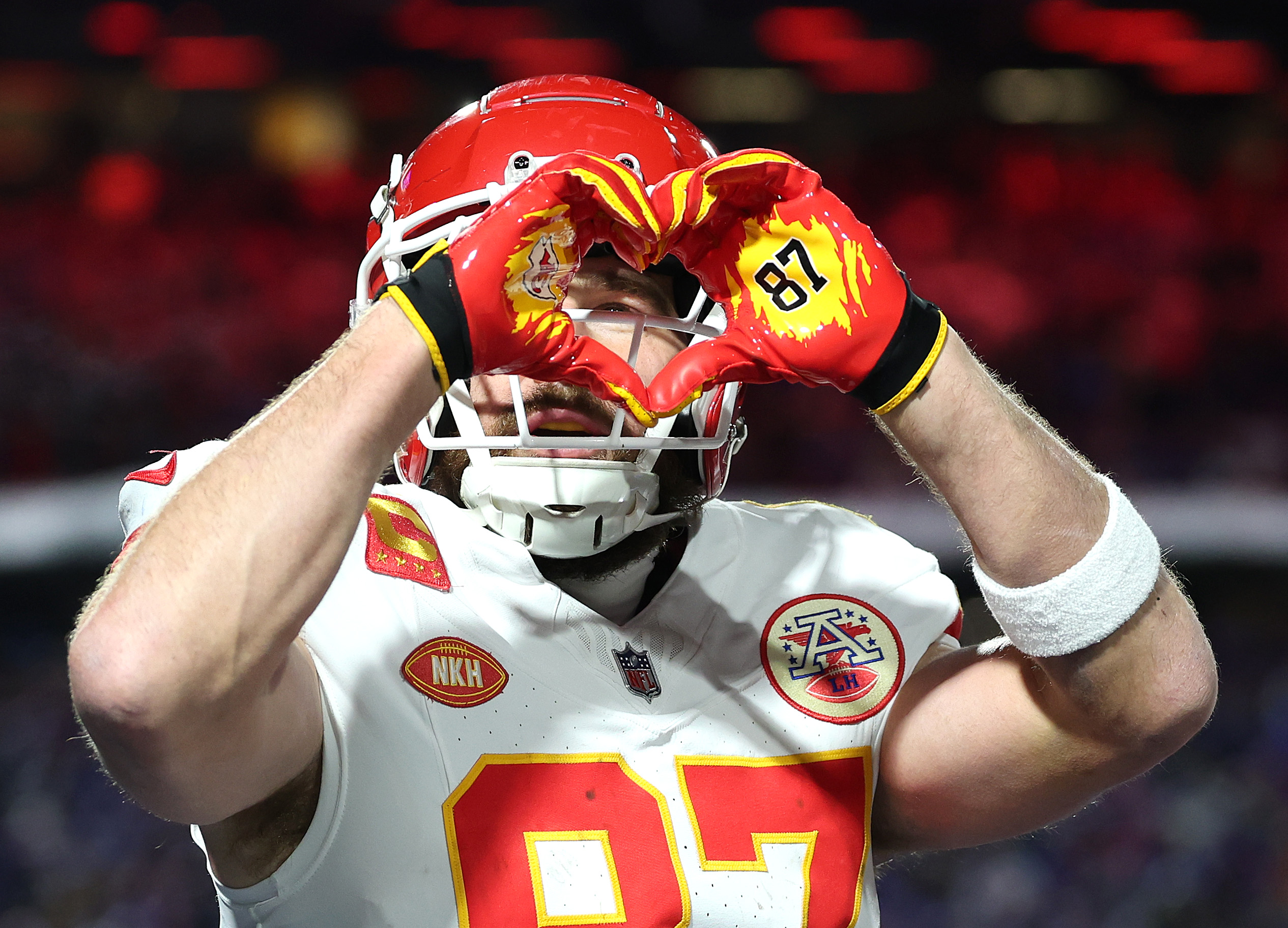 Body language expert gives verdict on Travis Kelce's 'red flag
