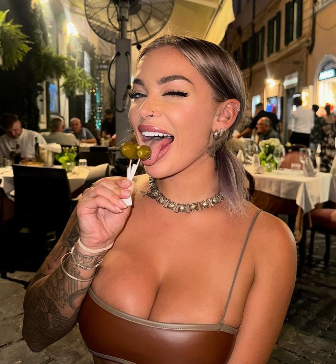 Adult film star left disgusted after something she had never seen before  made her walk off camera - Sex & Relationships - UNILAD