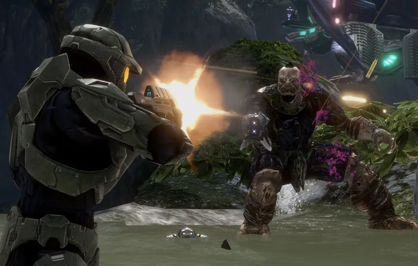 The Master Chief fights a brute.