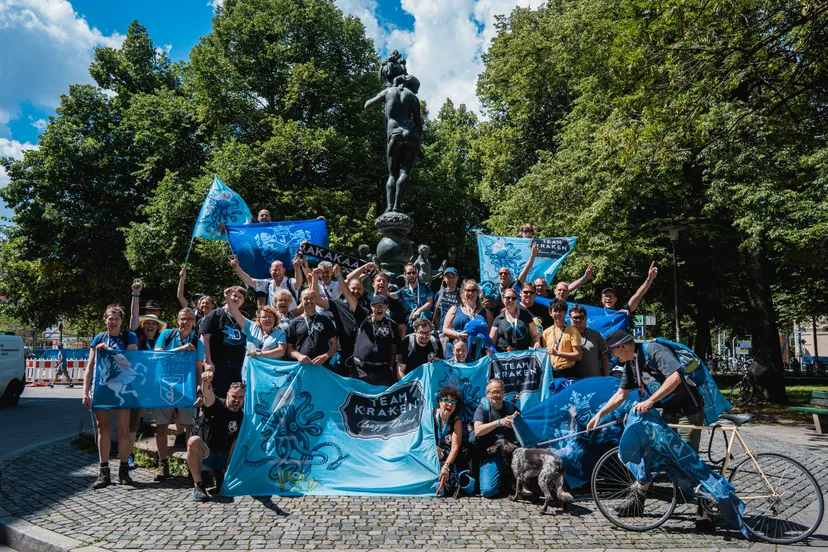 A large outdoors group photo of Ingress players.