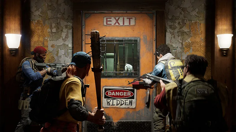 Dört Geri 4 Blood oyuncu karakteri bir kapının önünde toplanır.