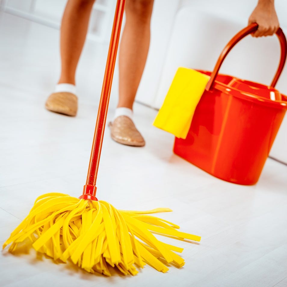 Lysol® | Al trapear ¿estás “revolviendo” los gérmenes?