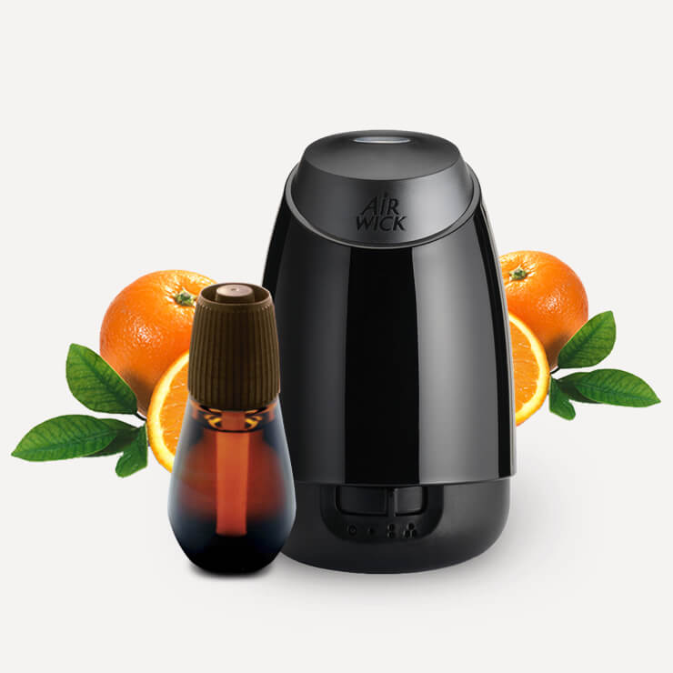 Diffuseur et recharge Essential Mistᴹᴰ avec des oranges en arrière-plan