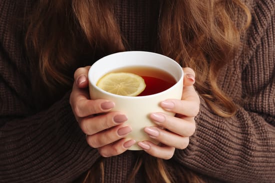 mujer tomando taza de té
