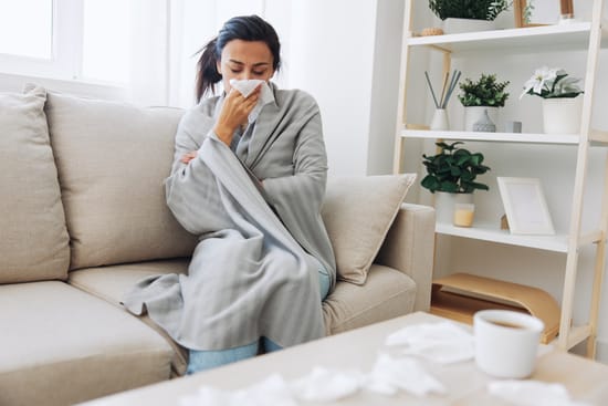 mujer enferma en una habitación