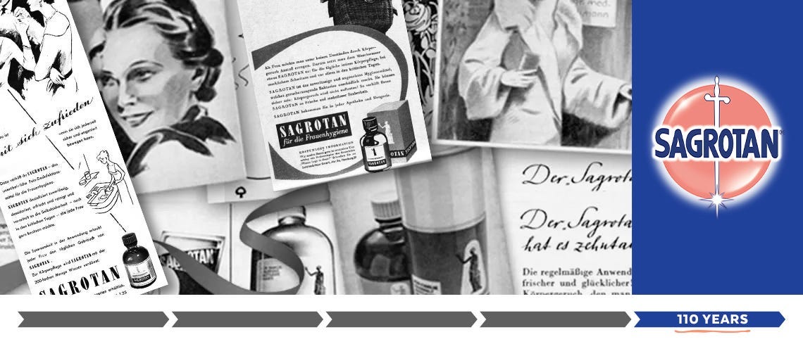 Eltern mit Kind auf einem Sofa umrahmt von Sagrotan Schild