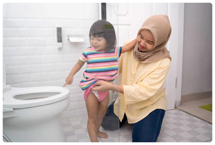 टॉयलेट का इस्तेमाल करने में बच्चे को मदद करती महिला