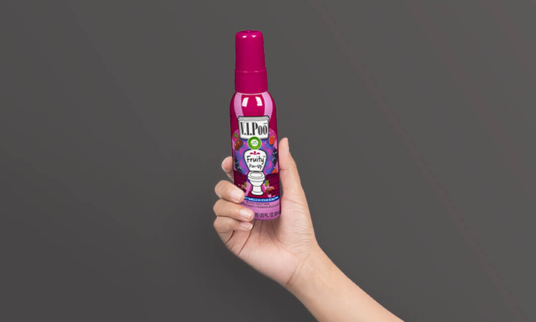 Vaporisateur pour la toilette V.I.PooTM Fruity Pin-UpMC 55 ml dans une main.