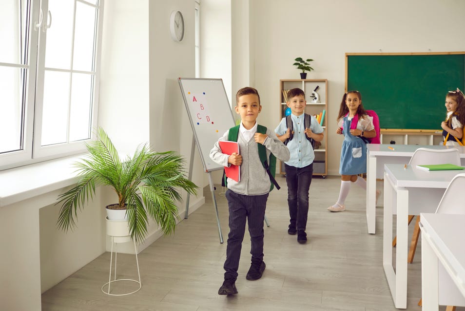 Niño en salón de clases