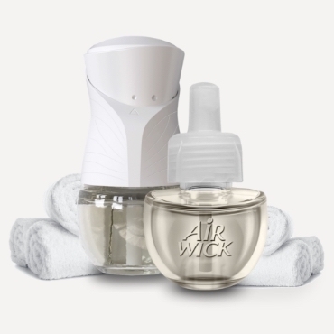 Diffuseur et recharge d’huile parfumée branchée et du linge propre.