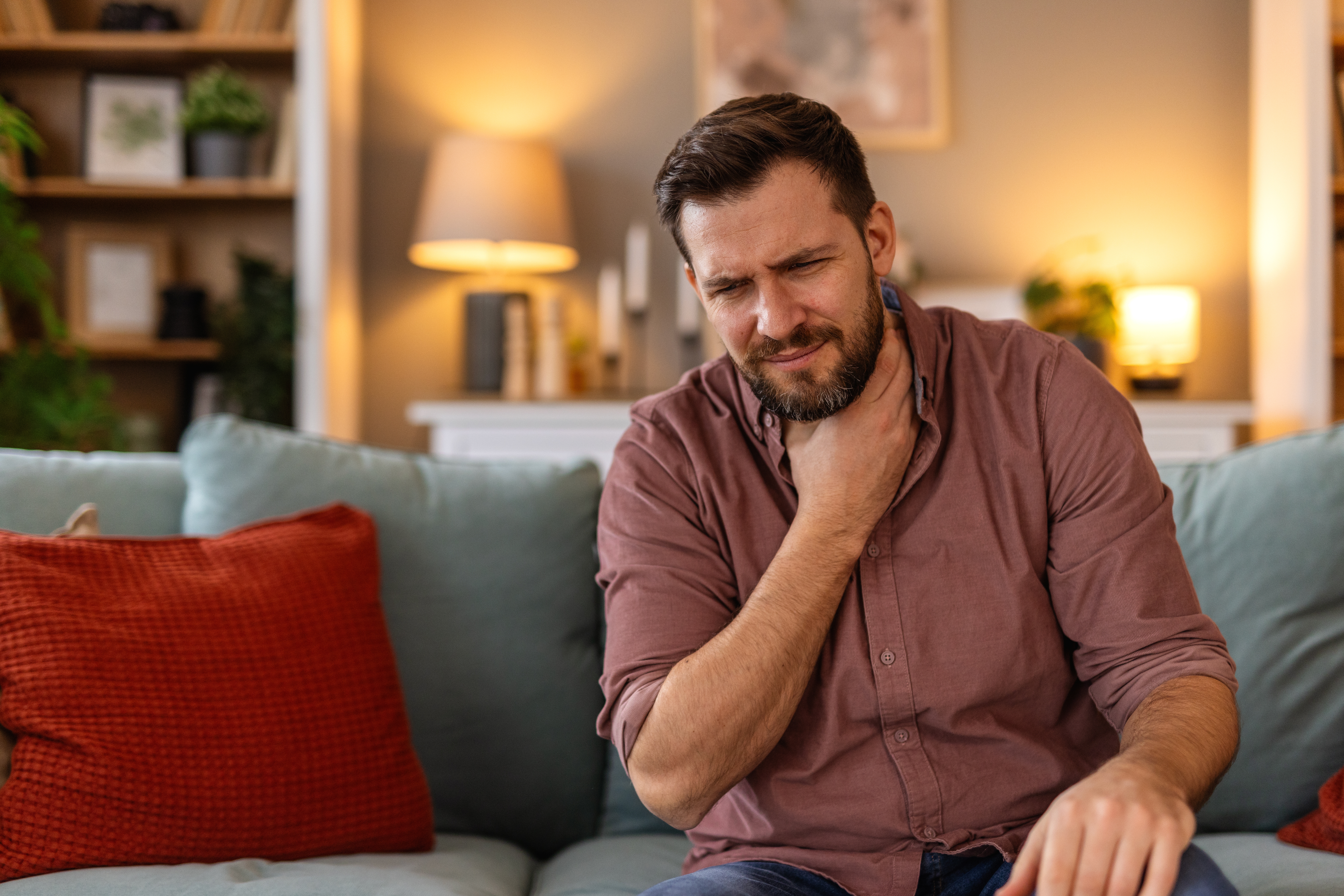 hombre con dolor de garganta